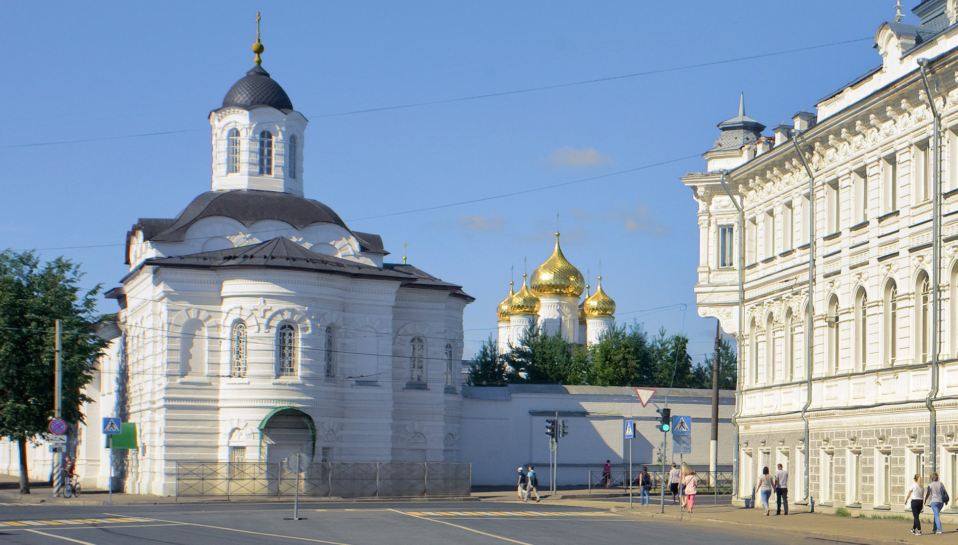 Kostroma. Epiphany-St. Anastasia Convent. From left: Church of Smolensk Icon of the Virgin, Epiphany Cathedral, Tretyakov Building. August 12, 2017.