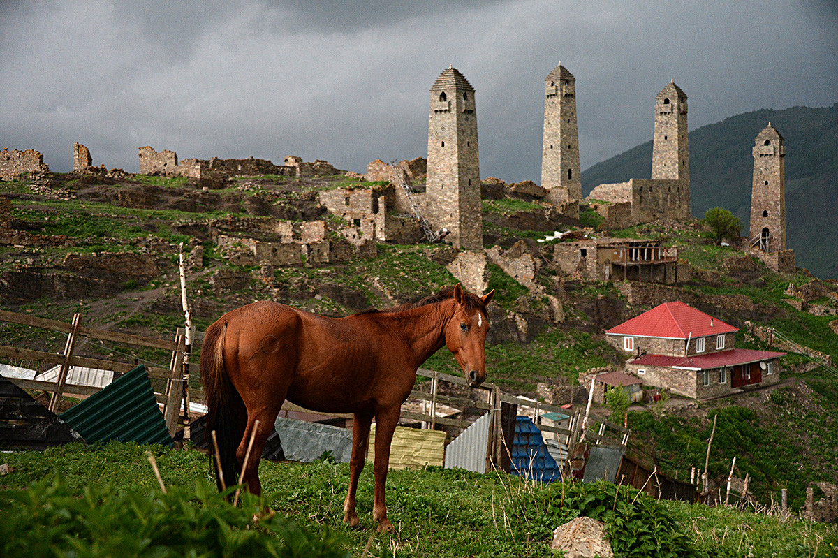 Ерзи, комплекс средњовековних ингушких кула, на кавкаским планинама, Џејрашки рејон, Ингушетија