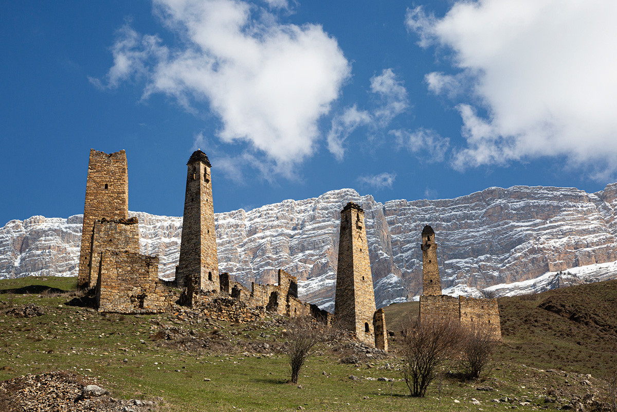 Kompleks menara di Distrik Dzheyrakhsky, Ingushetia, pada musim semi.