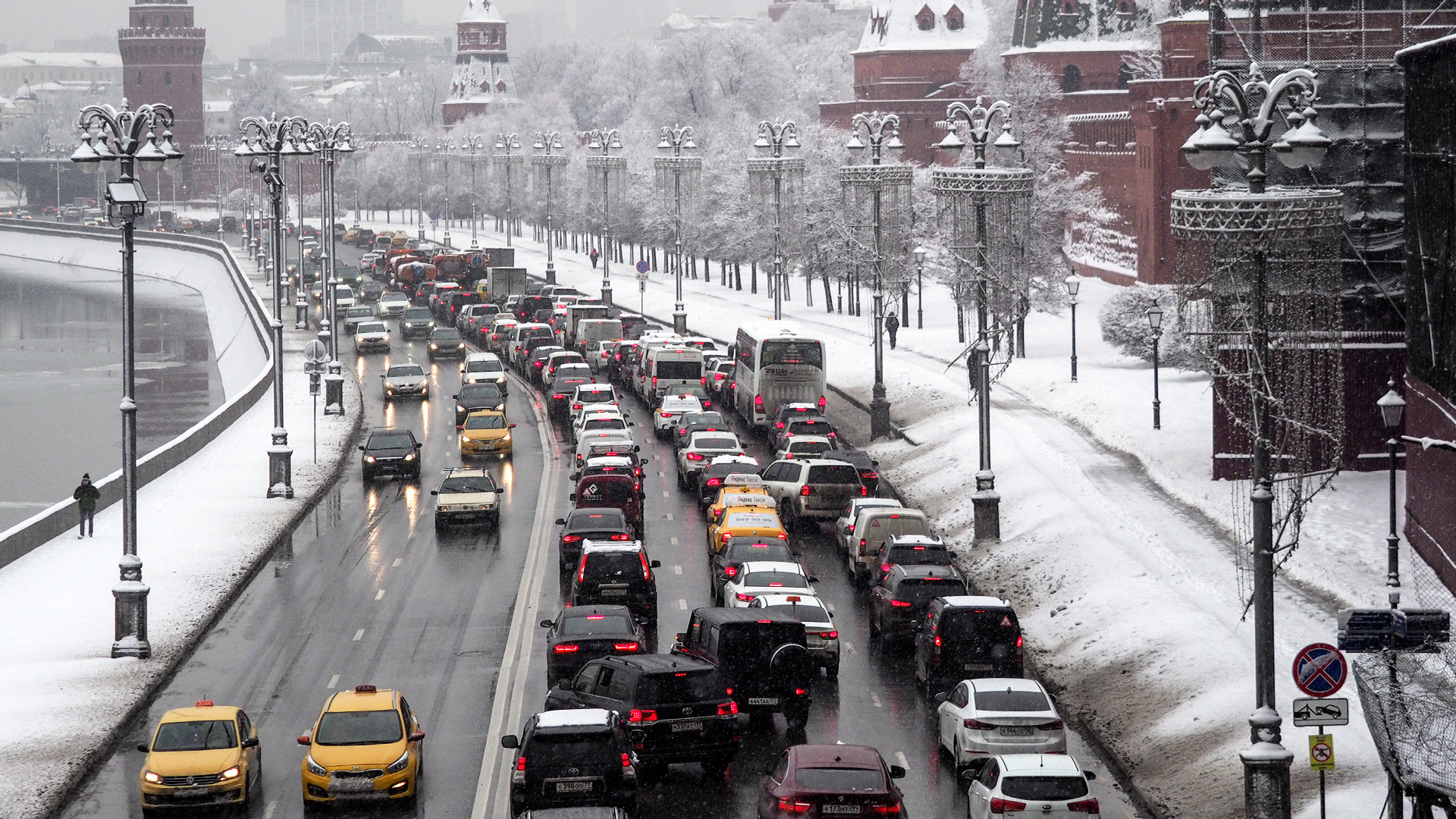 Embouteillages sur les berges de la Moskova, au pied du Kremlin de Moscou