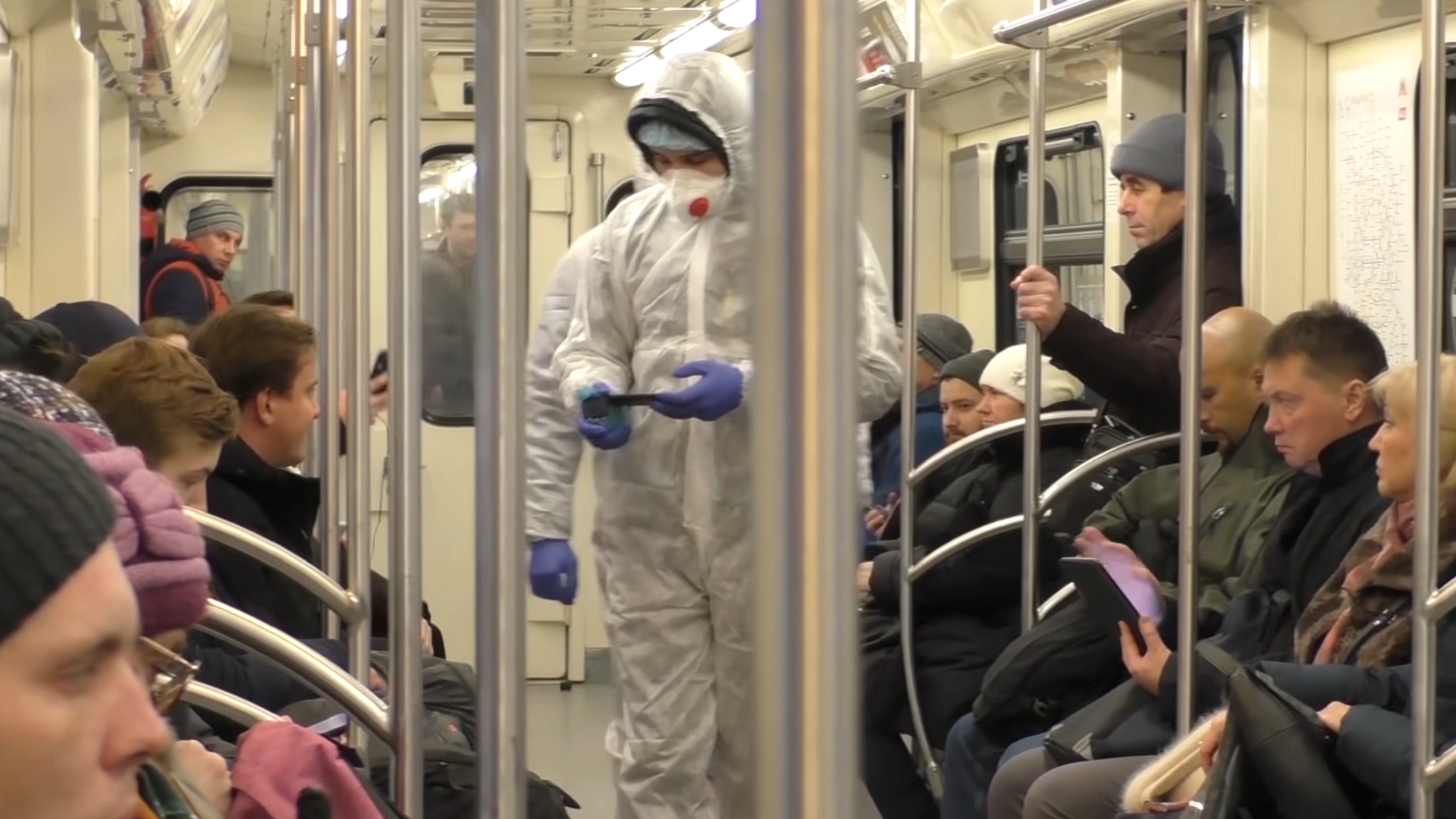 Des individus en combinaison de protection dans le métro de Moscou