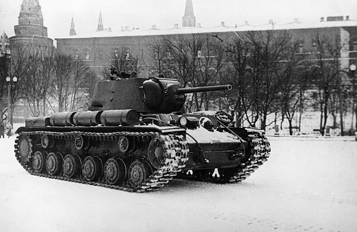 Совјетски тенк КВ-1, који је оштећен у борби, после поправке пролази у паради испред Московског кремља да би се затим вратио на фронт. Други светски рат, СССР.
