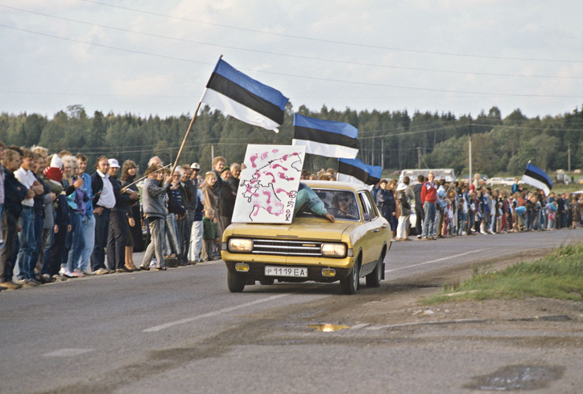エストニアのラプラ市の辺りで作った人間の鎖、1989年8月23日