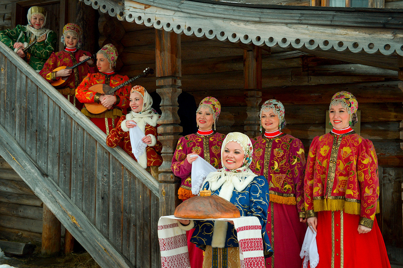 Участницы Государственного академического Северного русского народного хора в музее деревянного зодчества 