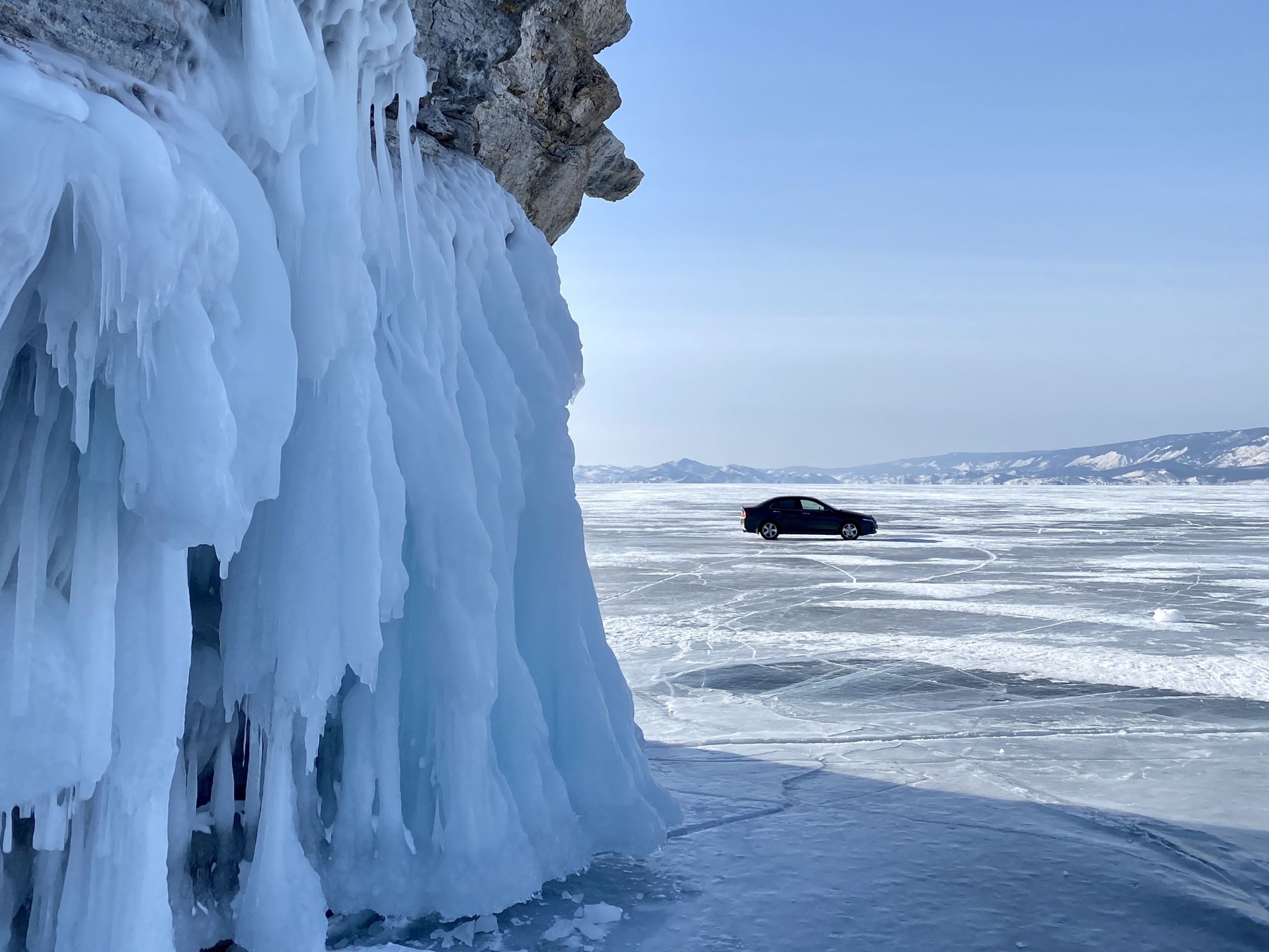 Когда толщина льда достигает 30 см, по нему уже можно ездить на легковушках. Но дорожные службы перестраховываются - ждут, когда схватится хотя бы полметра льда.