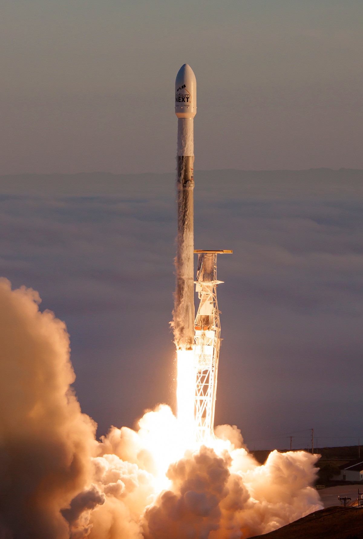 Ameriška raketa Falcon 9 z desetimi komunikacijskimi sateliti tipa Iridium NEXT med izstrelitvijo s kozmodroma Vandenberg v Kaliforniji

