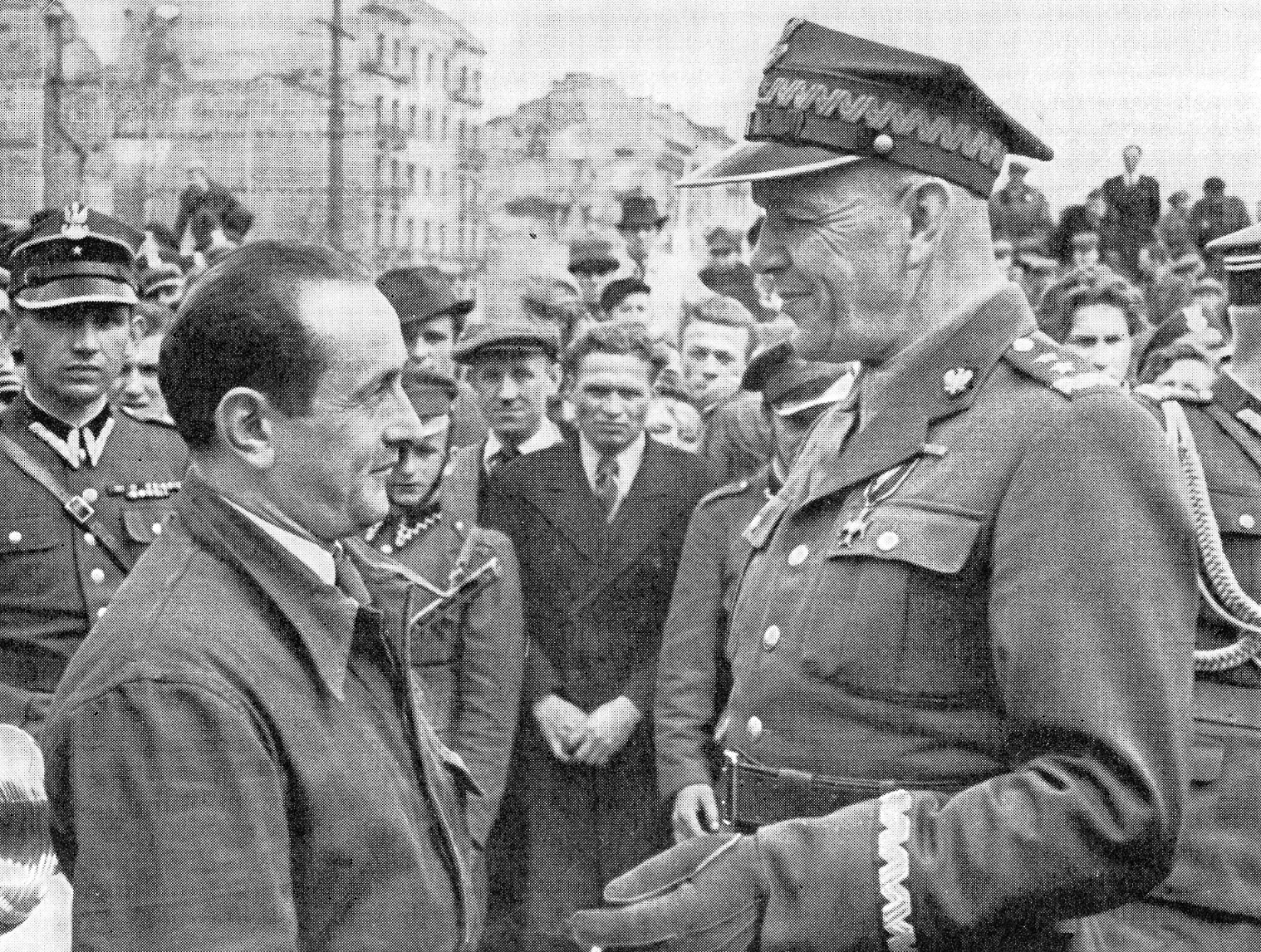 Егмунт Берлинг (десно) у Прагу, 1945.
