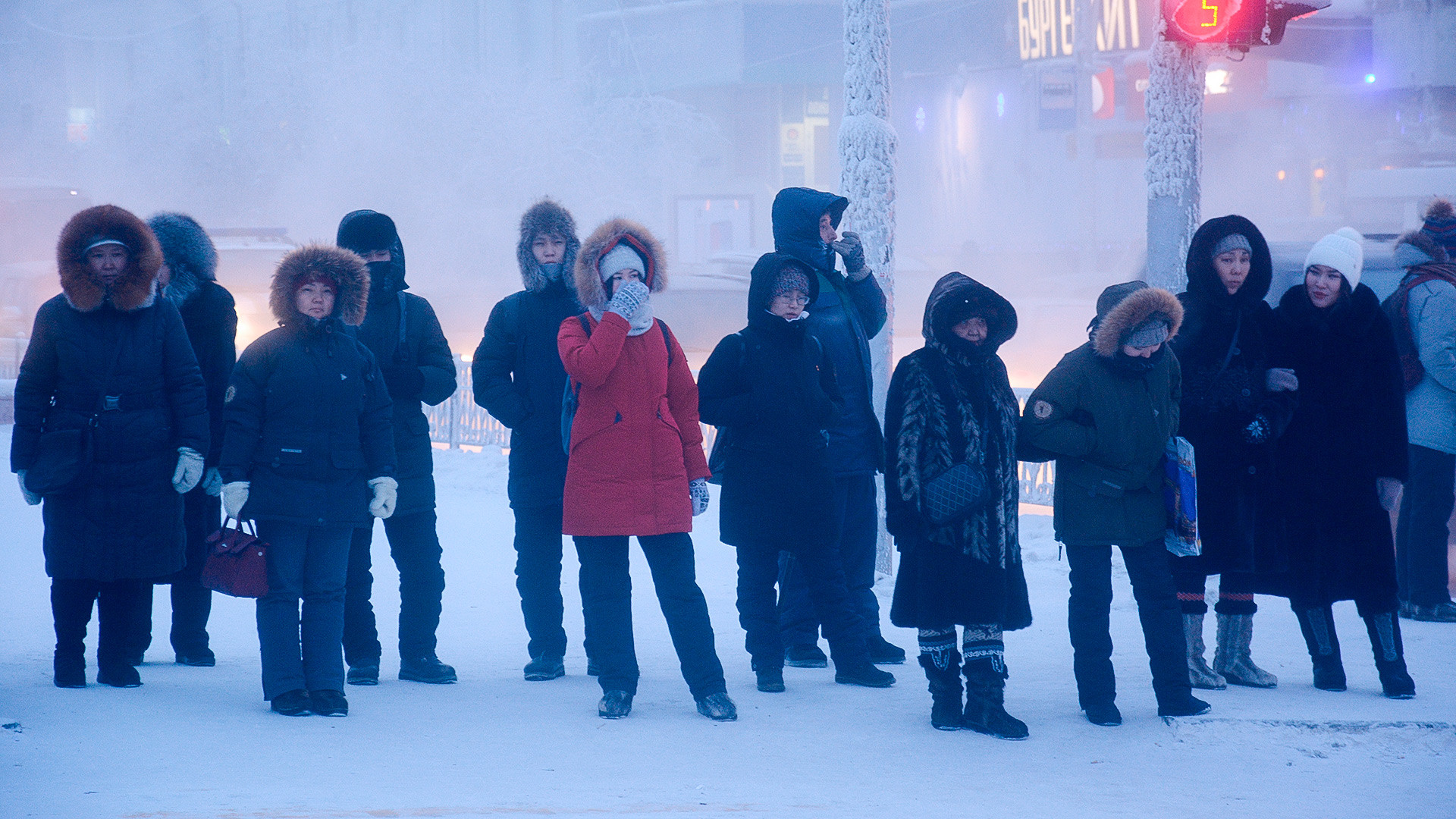 Местные жители на одной из улиц города Якутска. Температура опустилась до отметки минус 47 градусов по Цельсию. 