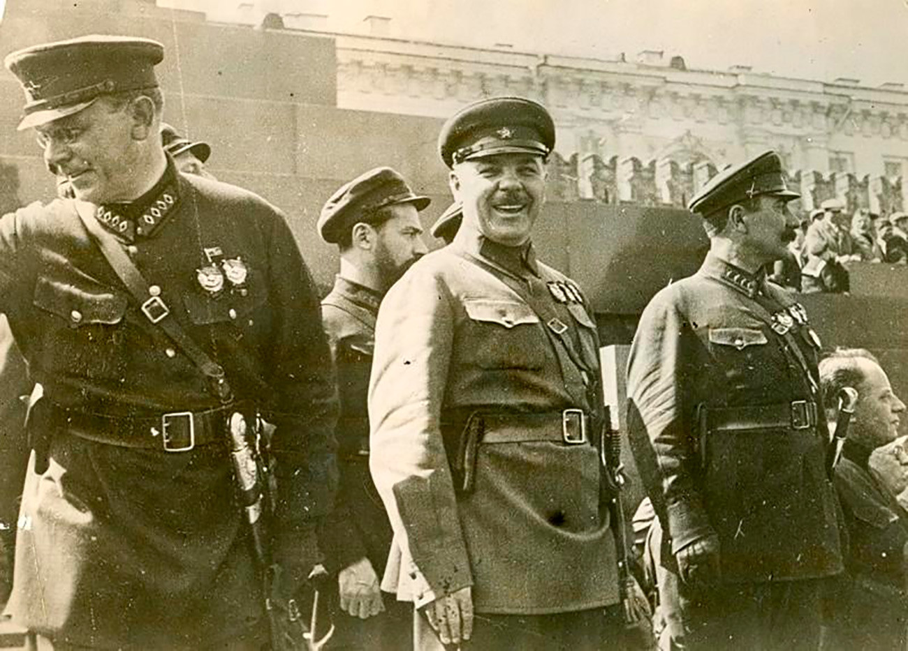 Командири Црвене армије Август Корк, Јан Гамарник, Климент Ворошилов, Семјон Буђони испред Лењиновог маузолеја.