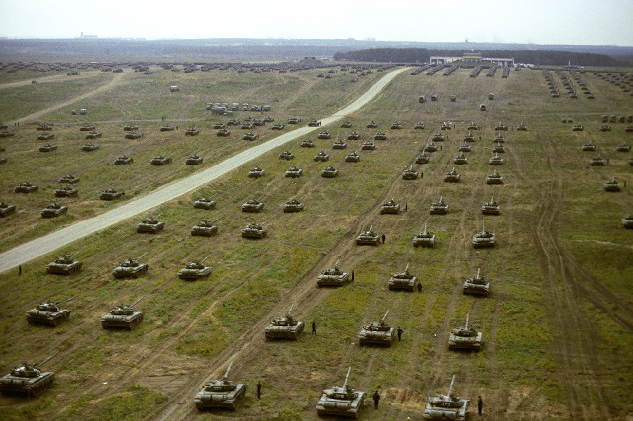 „Запад 81“, оперативно-стратешка војна вежба армије и ратне морнарице СССР-а и земаља Источног блока. Тенкови за време смотре на терену.
