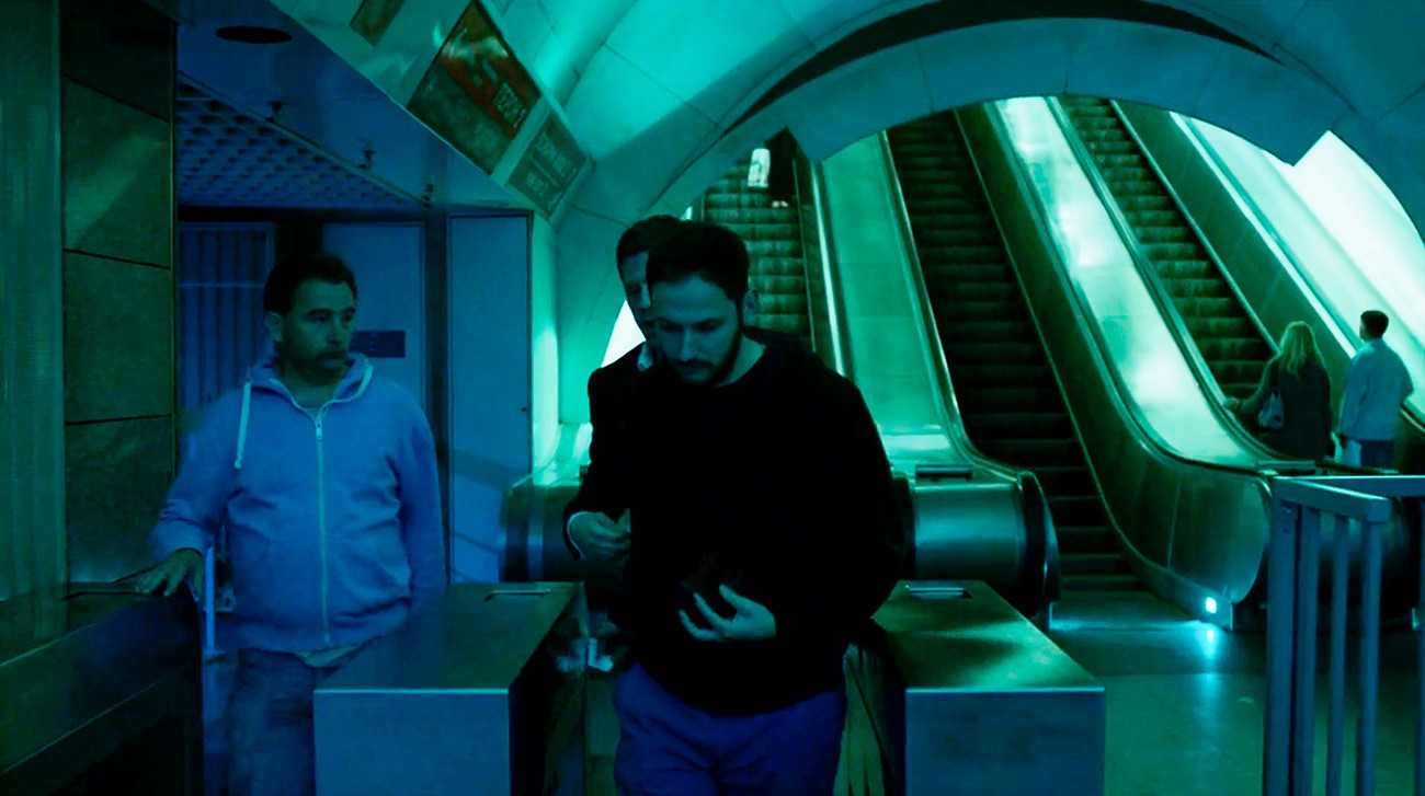Una vez en el metro, Alex lleva a un viajero a través de los torniquetes