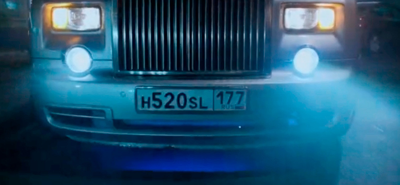 La matrícula del coche que conduce Milla Jovovich en Moscú luce letras del alfabeto latino