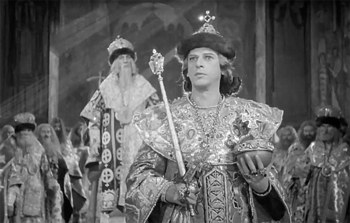 Крунисање цара Ивана IV. Сцена из филма Сергеја Ајзенштајна. 