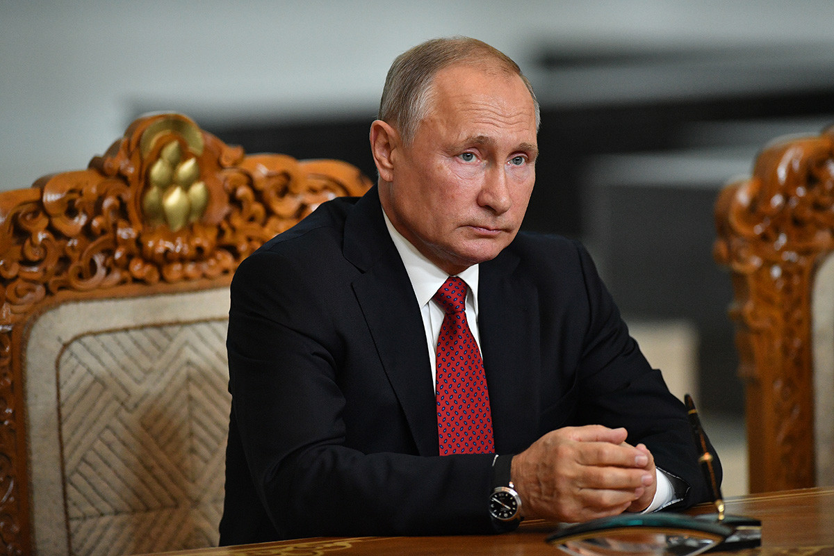 Председник РФ Владимир Путин 3. септембра 2019. на церемонији потписивања заједничких докумената после сусрета у Државном дворцу у Улан Батору.