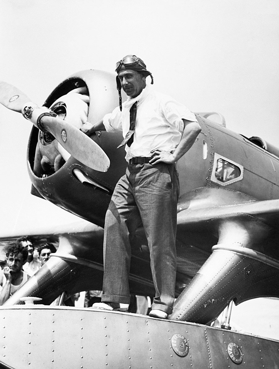 Александър Северски, стоящ до своя самолет през 1933 г.
