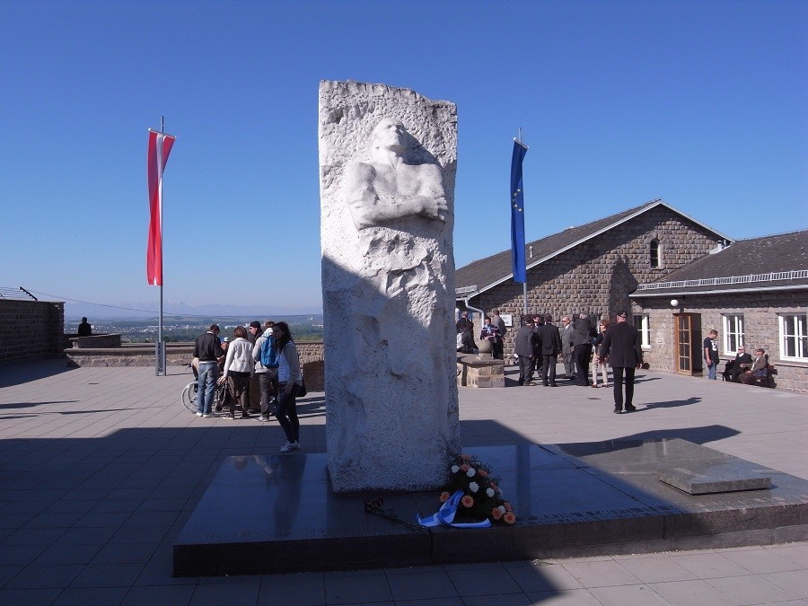 Паметник на генерал Карбишев в Маутхаузен
