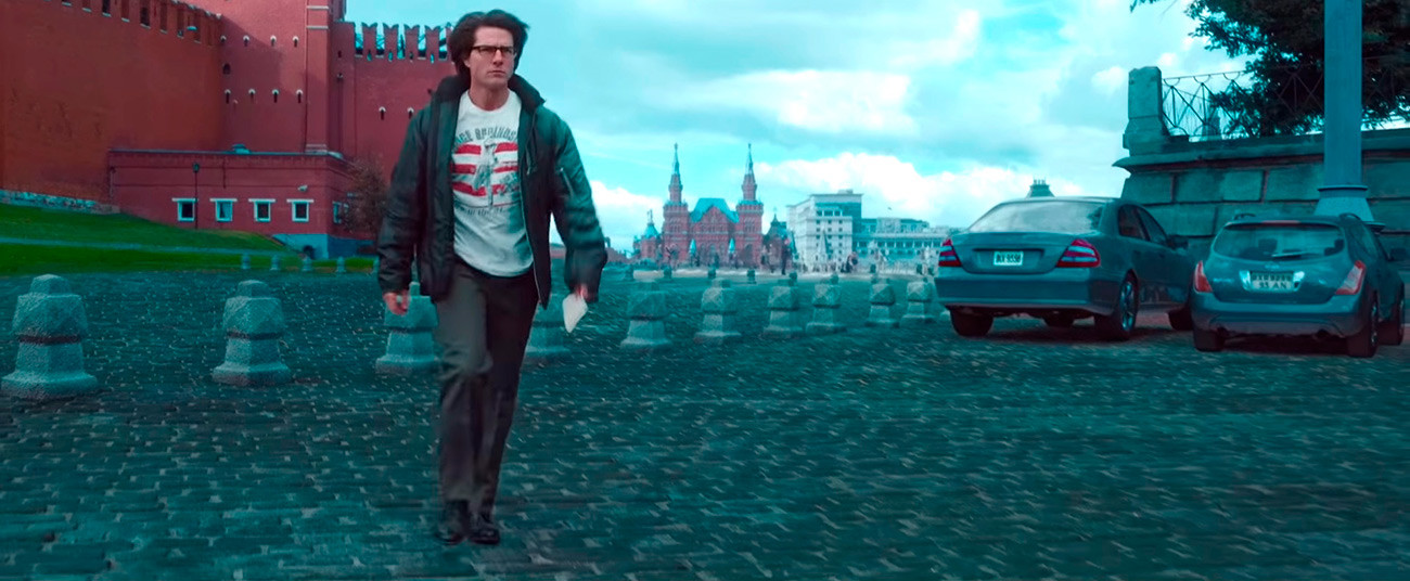 Dok Tom Cruise odlazi od fiktivnog Kremlja koji samo što nije eksplodirao, parkirani automobili imaju očito neruske registarske tablice.