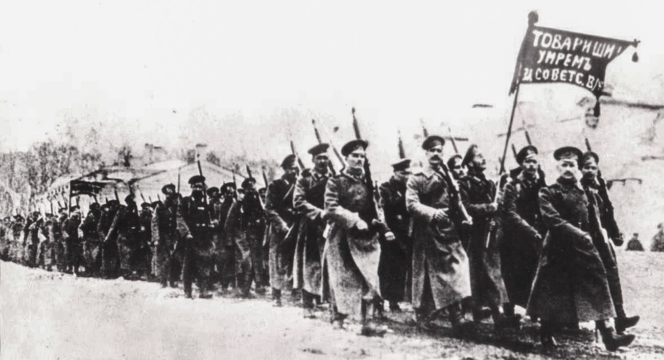 Pskovski odred Rdeče armade odhaja na položaje (1918).