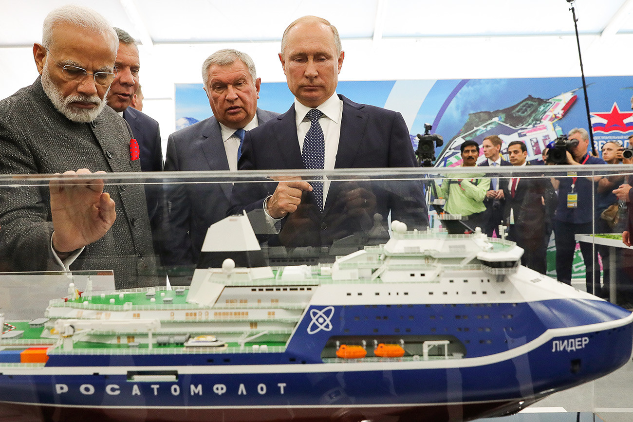 Perdana Menteri India Narendra Modi (kiri) dan Presiden Rusia Vladimir Putin (kanan) mengamati prototipe kapal pemecah es nuklir 