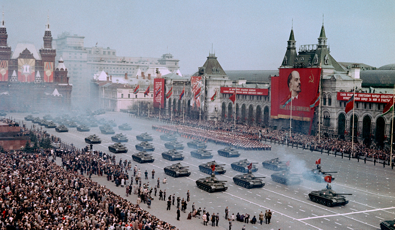 Défilé militaire sur la place Rouge consacré au 20e anniversaire de la Victoire sur l'Allemagne fasciste lors de la Grande Guerre patriotique de 1941-1945