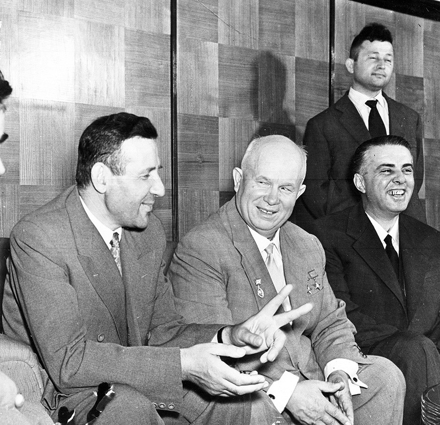 Nikita Khrouchtchev avec le Premier ministre de l'Albanie communiste Mehmet Shehu et Enver Hoxha