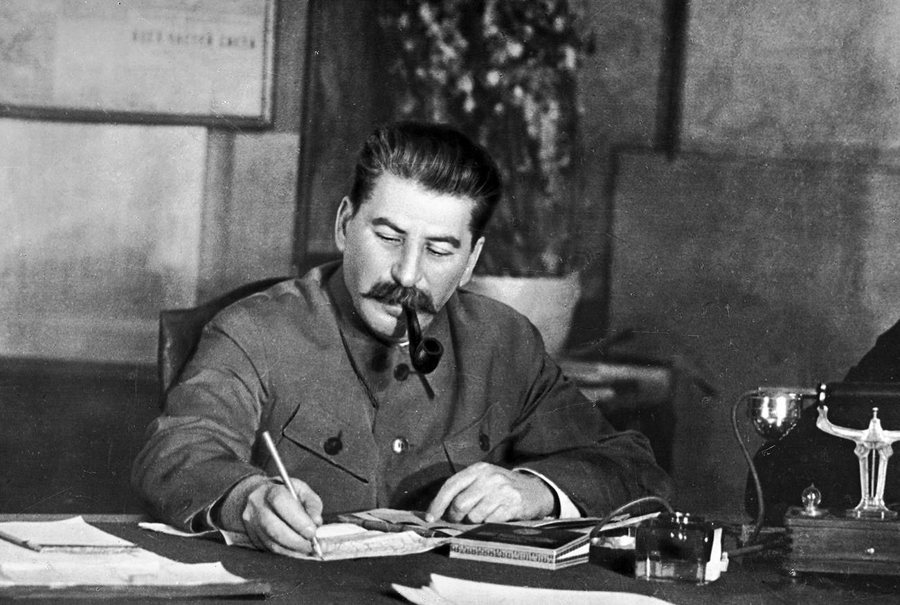 Генералниот секретар на Централниот комитет на Серуската комунистичка партија (болшевици) Јосиф Сталин во работниот кабинет.