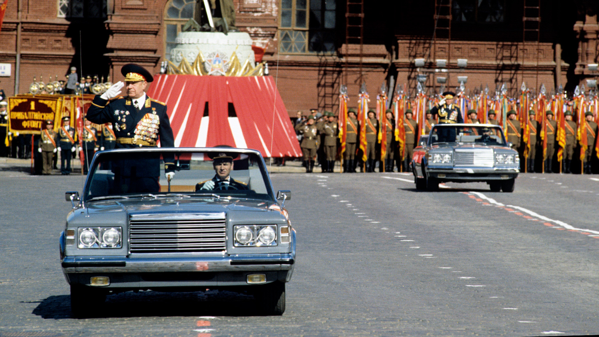 Dmitri Iazov (à gauche), ministre de la Défense, et le colonel général Nikolaï Kalinine. Parade militaire sur la place Rouge pour le 45e anniversaire de la Victoire, en 1990.