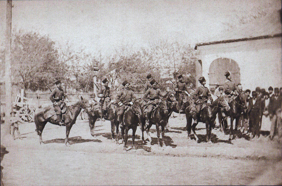 Отряд донских казаков перед резиденцией императора в Плоештиб июнь 1877 года.