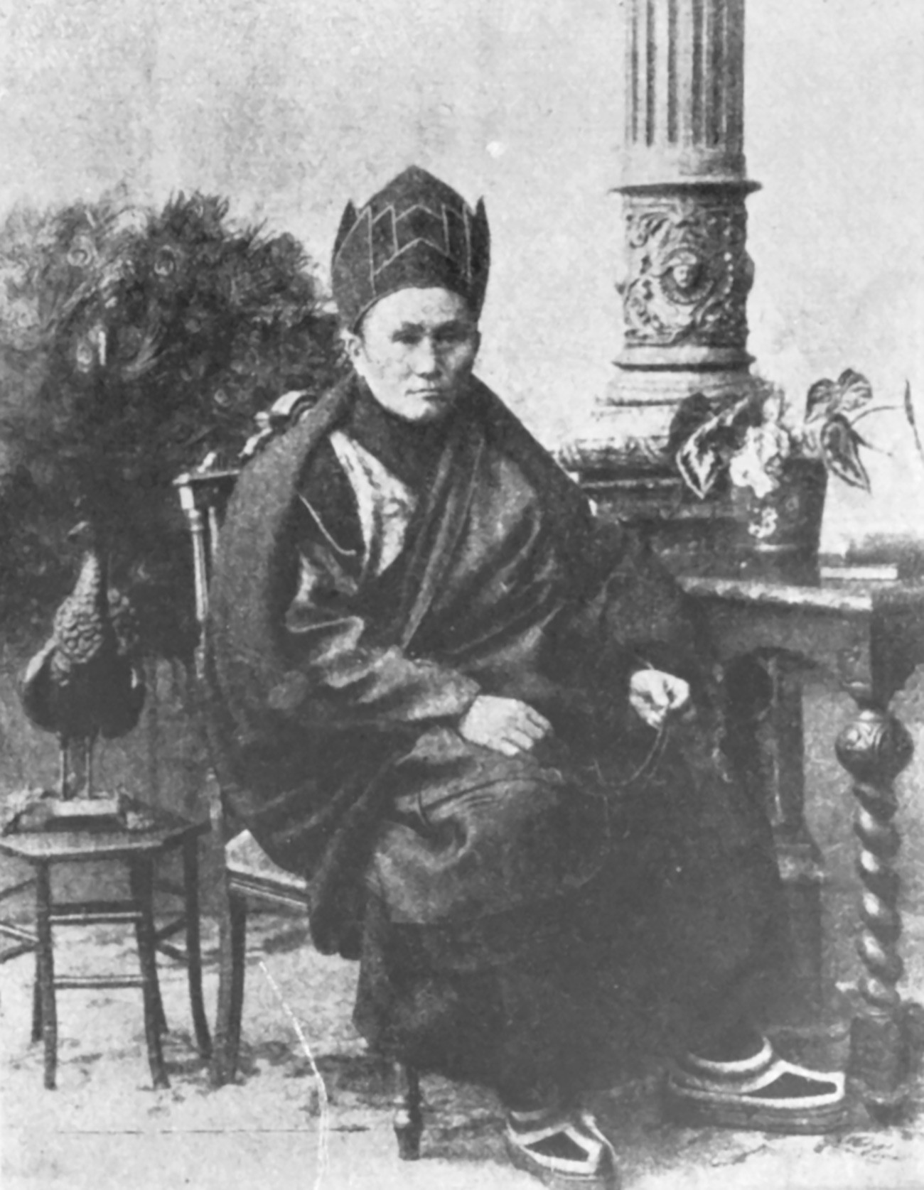 Agvan Doržijev, oblečen v insignijo Lha-rams-pa mts'an nid mK'an-po