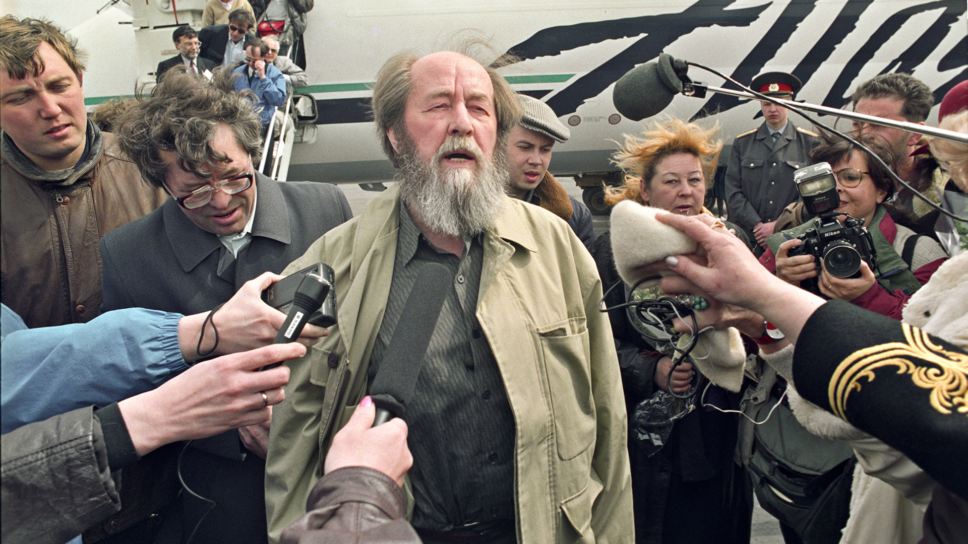 Russians greet Nobel Prize winner Alexander Solzhenitsyn in Magadan airport in 1994, as he returnes after 20 years in exile
