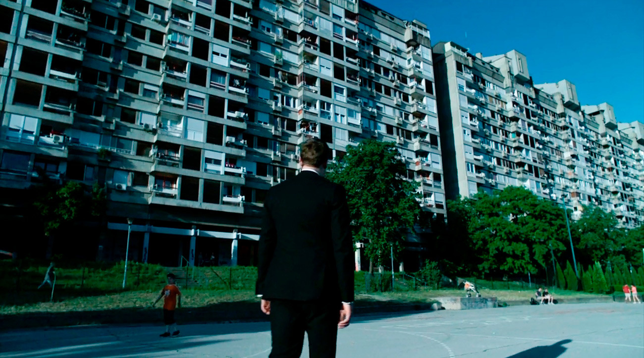 主人公アレックスが子供時代に住んだアパートを見に来たが、モスクワでこういう建物がない。
