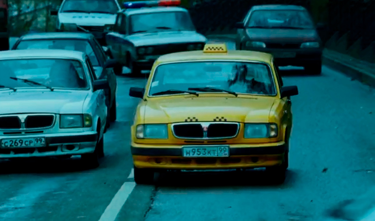 2004年、主人公が本当のモスクワのタクシーに乗る。しかし、2020年にこの車型がもう走っていない。