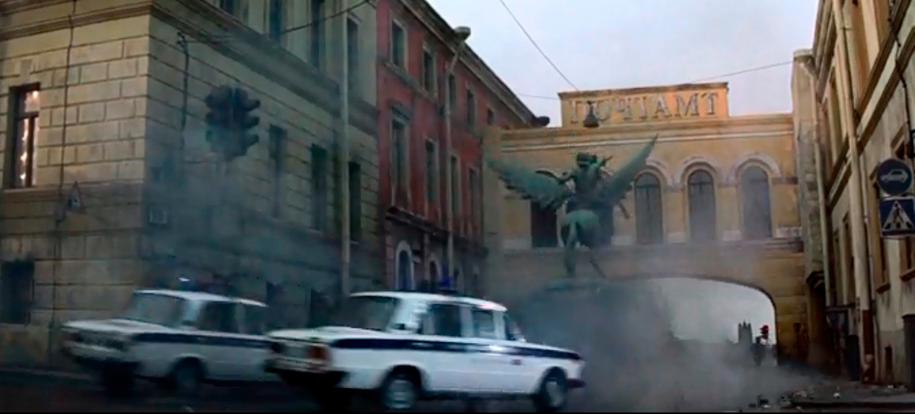 ジェームズ・ボンド映画の有名な「戦車チェイス」の場面がモスクワの通りで撮影された。もちろん破壊的な場面はセットで撮られていた。