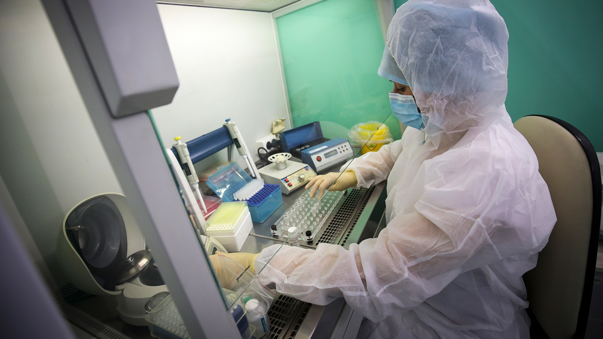 Seorang staf medis bekerja dengan sistem uji untuk diagnosis virus corona di laboratorium mikrobiologi Pusat Kebersihan dan Epidemiologi Krasnodar di Krasnodar, Rusia.