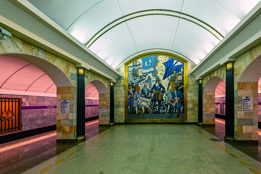 Mosaik yang menggambarkan Pyotr yang Agung membangun Admiralty.