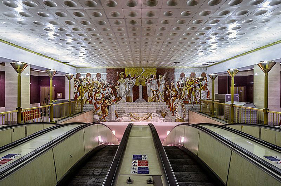 Aula atas Stasiun Sportivnaya dihiasi mosaik atlet dan dewa-dewi Yunani.