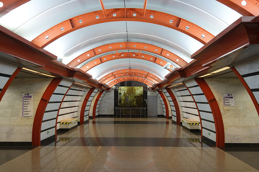Stasiun Obvodny Kanal menggabungkan desain modern dan arsip-arsip foto bersejarah.