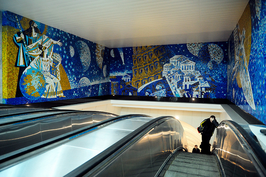 Mosaik pada eskalator Stasiun Mezhdunarodnaya.