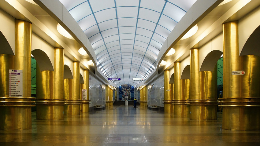 5 estações da Linha Roxa do metrô de São Petersburgo que são ...