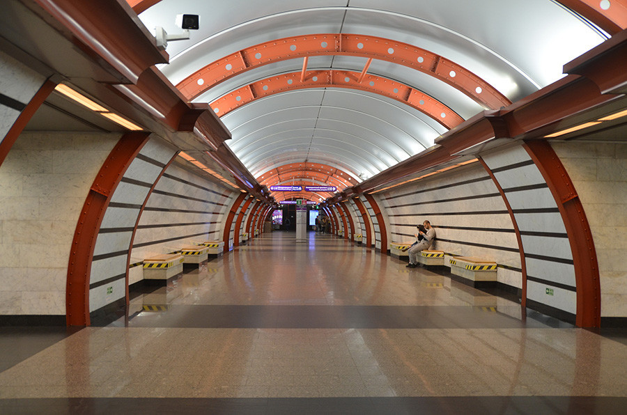 Arcos de metal vermelho na estação Obvôdni Canal garantirão fotos espetaculares para o seu Instagram