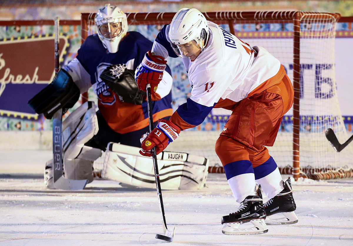 Wladimir Putin während eines Spiels der Amateur-Nacht-Hockey-Liga auf der Eisbahn auf dem Roten Platz, 2018
