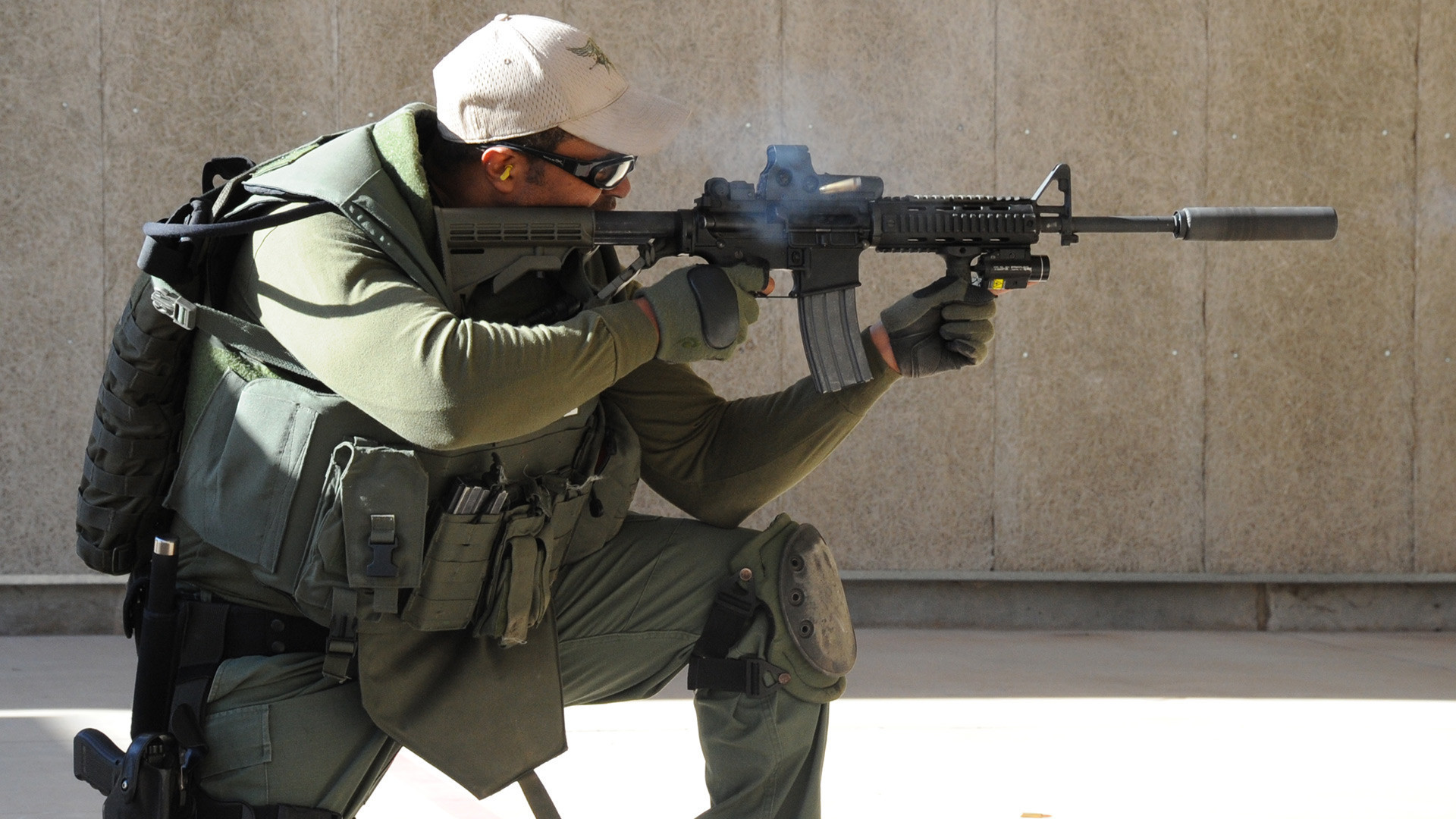 Pripadnik ameriške posebne policijske enote SWAT med vajo na strelišču