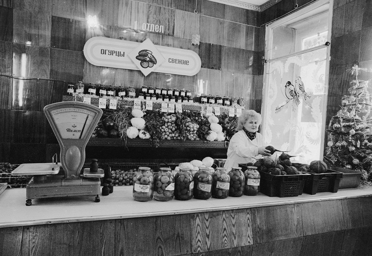 Продавец Ольга Асанова во время работы в центральном фирменном магазине совхоза Верхнемуллинский в Перми. 3 января 1989 г. 