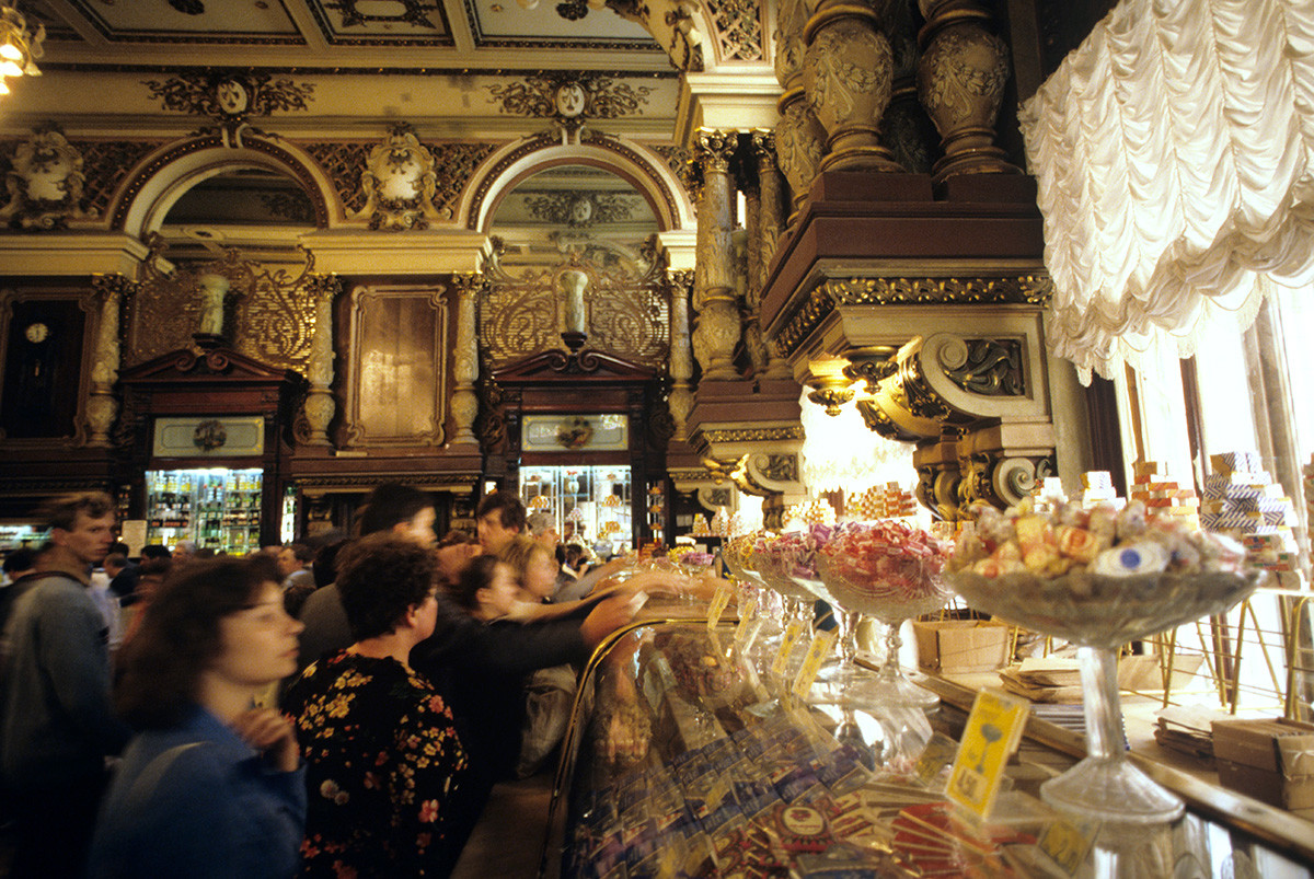 モスクワのエリセエフスキー食料品店のお菓子コーナー、1987年7月1日
