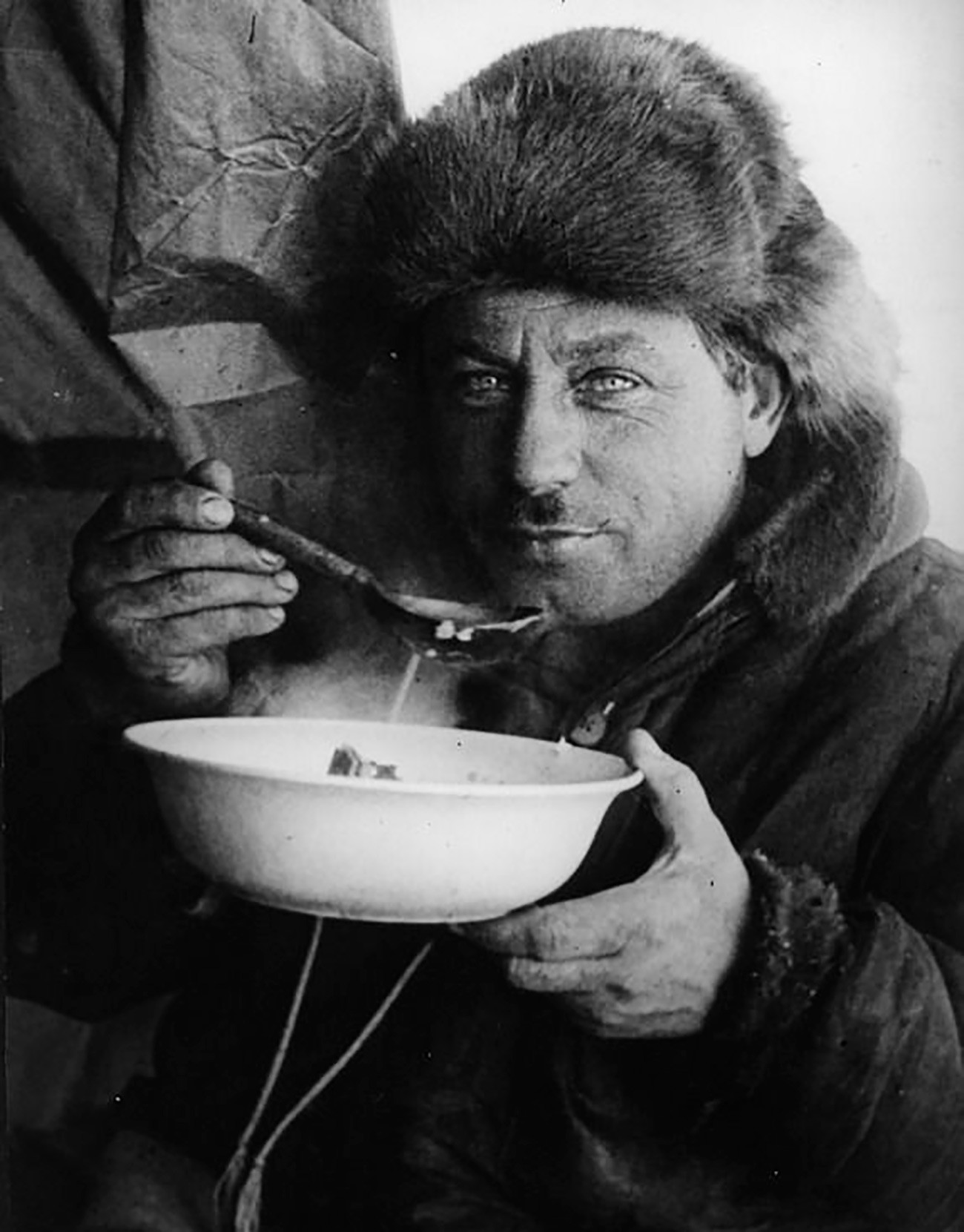 Иван Папањин снима дегустацију првог јела на станици „Северни пол 1“.