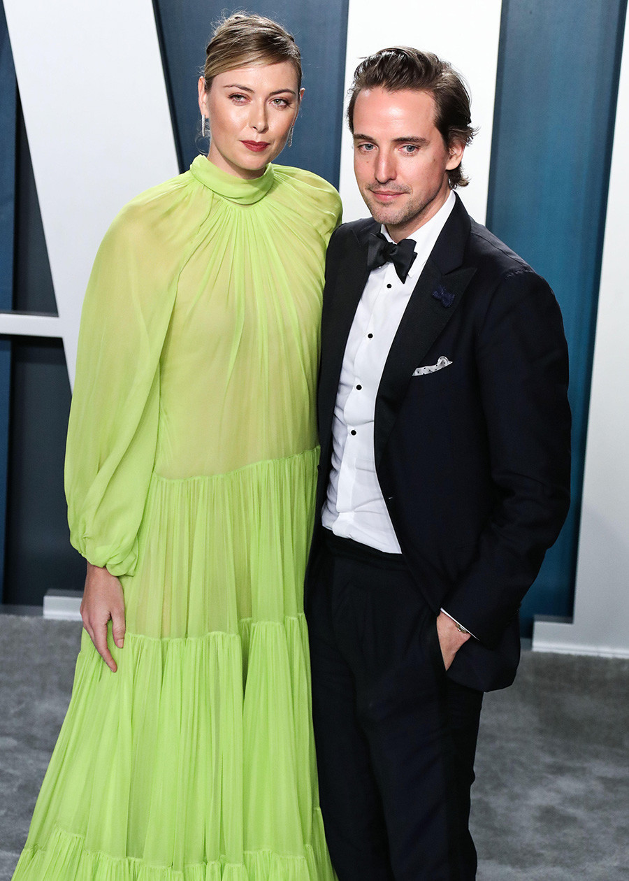 María Sharápova y Alexander Gilkes llegan a la Vanity Fair Oscar Party 2020