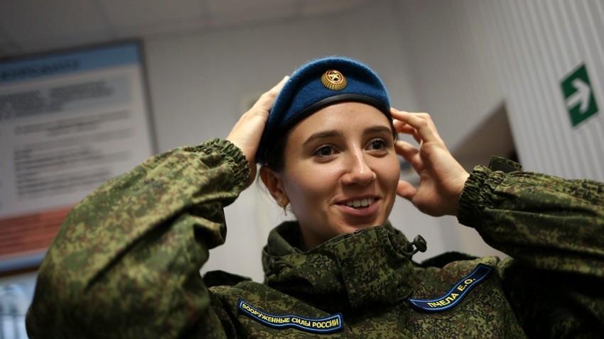 Ekaterina Pchela, kadet perempuan di Sekolah Penerbangan Tinggi Militer Krasnodar yang akan menjadi pilot perempuan pertama untuk penerbangan jarak jauh.