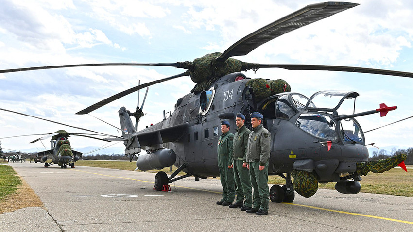 Борбено-транспортни хеликоптери Ми-35М на аеродрому "Морава" у Краљеву