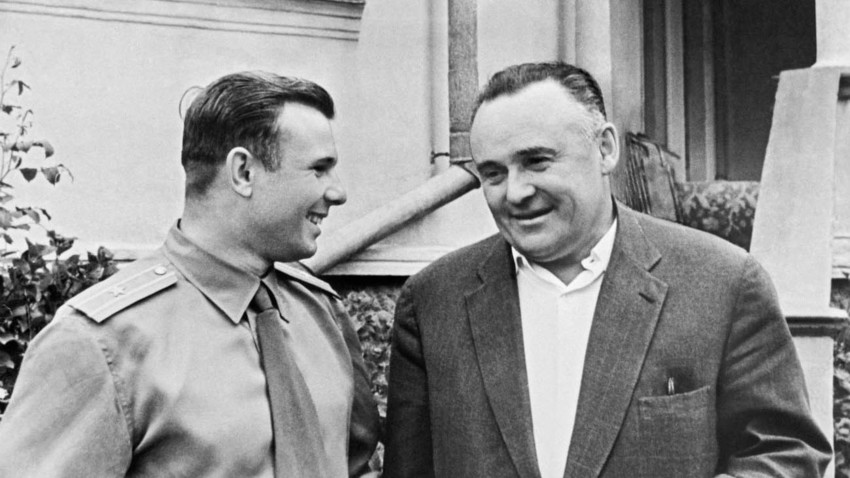 Herói da União Soviética Iúri Gagárin (esq.) and Serguêi Korolev, 1961