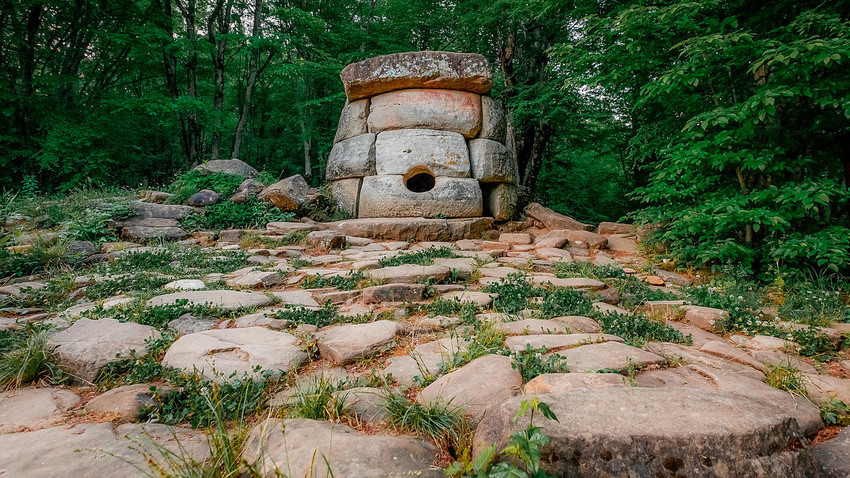 Sebuah dolmen berbentuk bulat di lembah Sungai Zhane, Rusia, di sebelah tenggara Gelendzhik, Krasnodarsky krai.